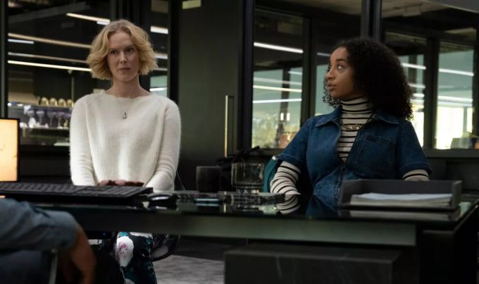 Als Verity (links) in ihrer Firma zu arbeiten beginnt, zweifelt Maria mehr und mehr an ihrem Verstand. Netflix