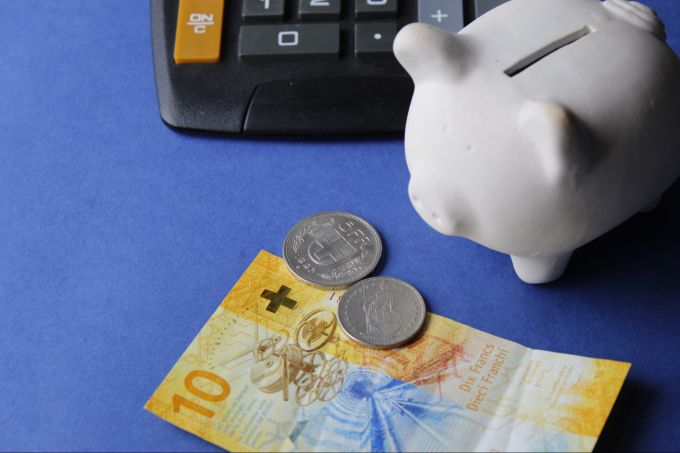 Legen Sie sich jeden Monat etwas Geld weg. Geld weg