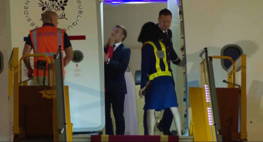 Nanu, was ist denn da los? Plötzlich landen die Hände von Brigitte in Macrons Gesicht.