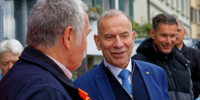 Männer Anzug Gespräch EDU