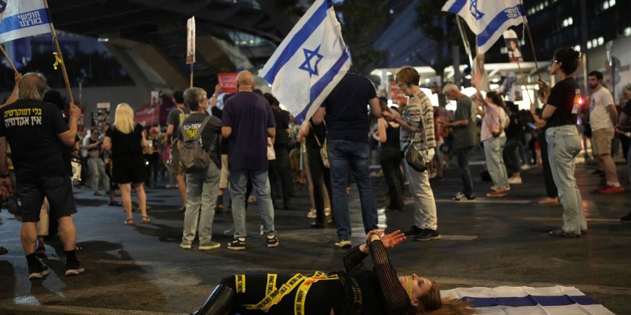 Berichten zufolge gingen Sicherheitskräfte gewaltsam gegen Anti-Kriegsdemonstranten vor.