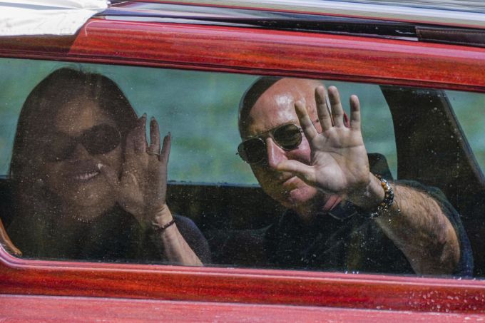 Jeff Bezos und Lauren Sánchez kommen im Wassertaxi in Venedig an. jeff bezos lauren sanchez