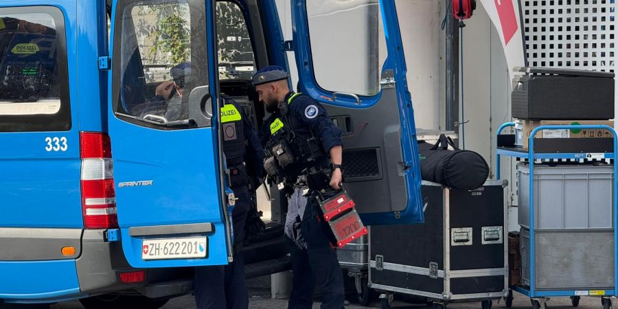 Die Polizei beschlagnahmt Soundanlagen und weiteres Material, das für den illegalen Rave im Velotunnel benutzt werden sollte.