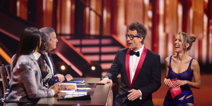 Die Moderatoren und die Jury sind bereit für die Profichallenge. let's dance 2025