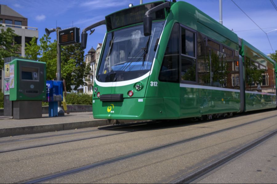 Zwei Besucherinnen sind insbesondere von den Basler Trams begeistert.