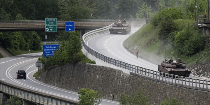 Autofahrer staunen - Französische Panzer rollen durchs Bündnerland