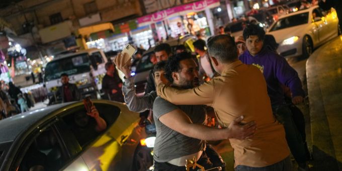Die Menschen in Syrien feiern die Aufhebung der Sanktionen. syrien sanktionen