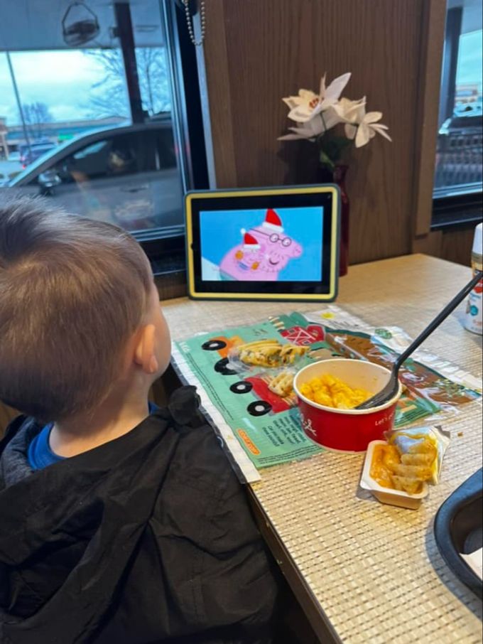 Solche Bilder sieht man immer häufiger: Kinder kriegen beim Essen ein Tablet. Tablet