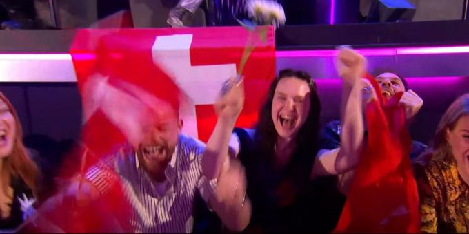 Zoë Më freut sich über die ersten 12 Punkte von Polen. Zoë Më