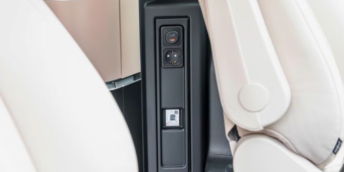 Die Stromversorgung für den 230-Volt-Anschluss erfolgt entweder über eine externe Einspeisung auf Campingplätzen oder über einen optionalen Wechselrichter. Mercedes Benz Marco Polo