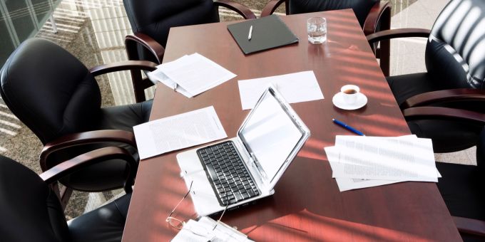 Der Gemeinderat hat ein neues Reglement ausgearbeitet. (Symbolbild) Tisch Stühle PC Papier