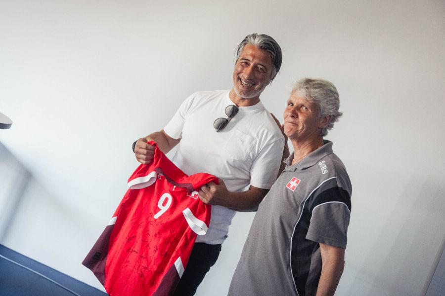 Pia Sundhage überreicht Murat Yakin das Trikot der Schweizerinnen für die Heim-EM.