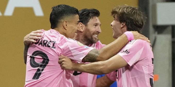 Lionel Messi verwandelt an der Club-WM gegen Porto einen Freistoss. Lionel Messi Club-WM