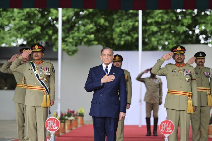Pakistans Premierminister Shehbaz Sharif pocht auf Pakistans Recht auf Selbstverteidigung. Shehbaz Sharif