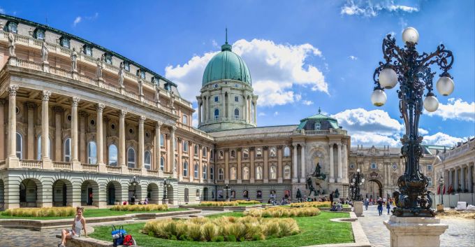 Der Burgpalast liegt im historischen Burgviertel des Stadtteils Buda von Budapest. Burg Budapest