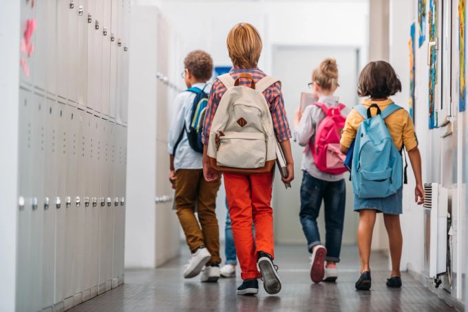 Die Schulleiterin h es gibt auch negative Auswirkungen: Schüler zeigen mehr Aggressivität, und es gibt größere Herausforderungen im sozialen Verhalten und in der Akzeptanz anderer. schüler nach corona symbolbild