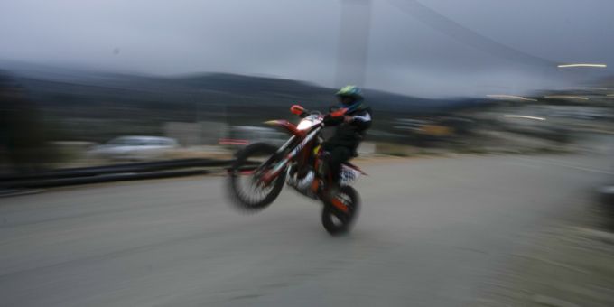 Ein sogenannter «Wheelie» im Strassenverkehr ist verboten.