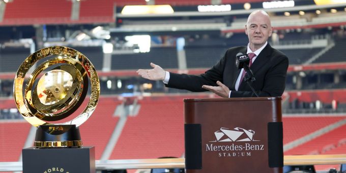 Gianni Infantino, Präsident der Fifa, mit der Trophäe der Club-WM. Fifa