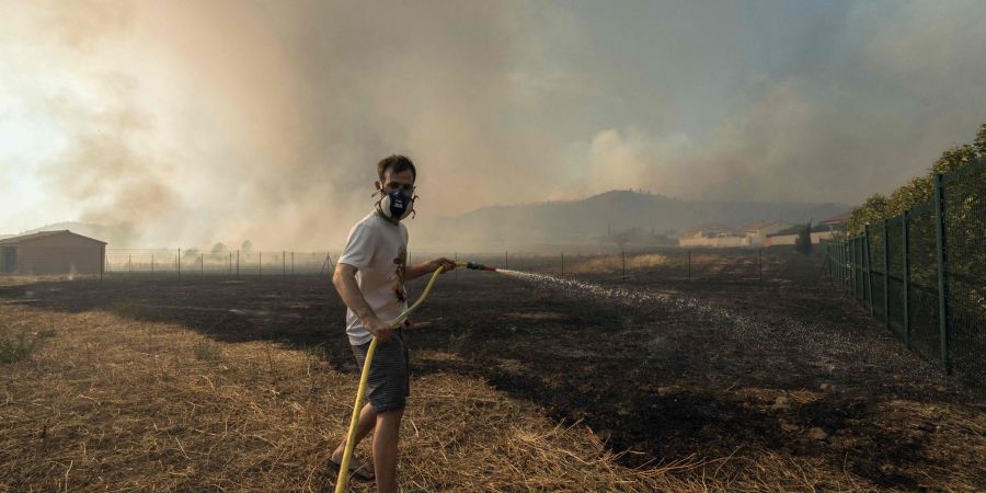 Das Feuer in Südfrankreich breitete sich rapide aus.