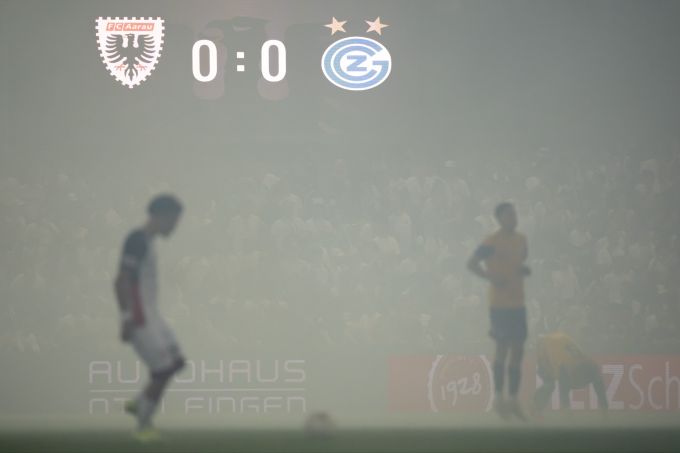 Pyrotechnik-Nebel verzögert die zweite Hälfte zwischen GC und dem FC Aarau am Brügglifeld. GC FC Aarau Barrage