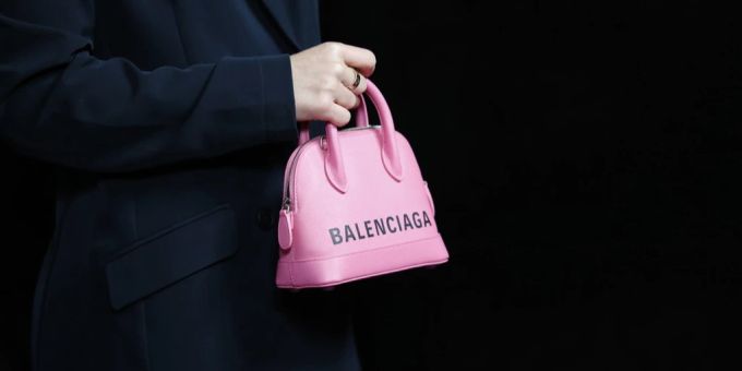 Die französische Modemarke Balenciaga ist berühmt für ihre sonderbaren Werke. balenciaga kleberolle tape armband