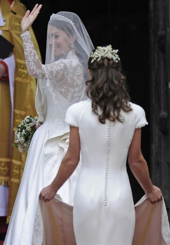 Pippa Middleton (von hinten) an der Hochzeit von Prinzessin Kate 2011. pipp