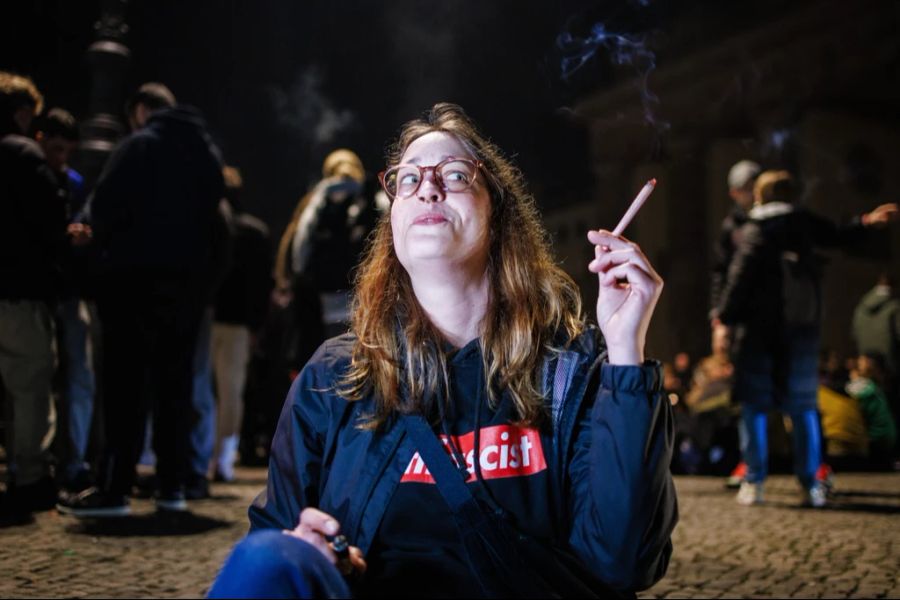 In Berlin versammelten sich hunderte Kiffer um die Legalisierung um Mitternacht zu feiern.