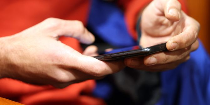Mann mit Handy Hände
