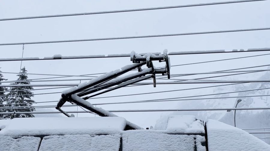 Ist der Stromabnehmer voller Schnee, kann er das Gewicht kaum halten.