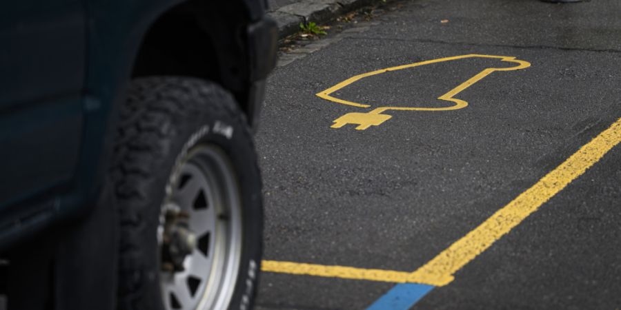 Neu sollen im Kanton Solothurn auch Elektroautos besteuert werden - aber geringer als vergleichbare Verbrenner. (Symbolbild)