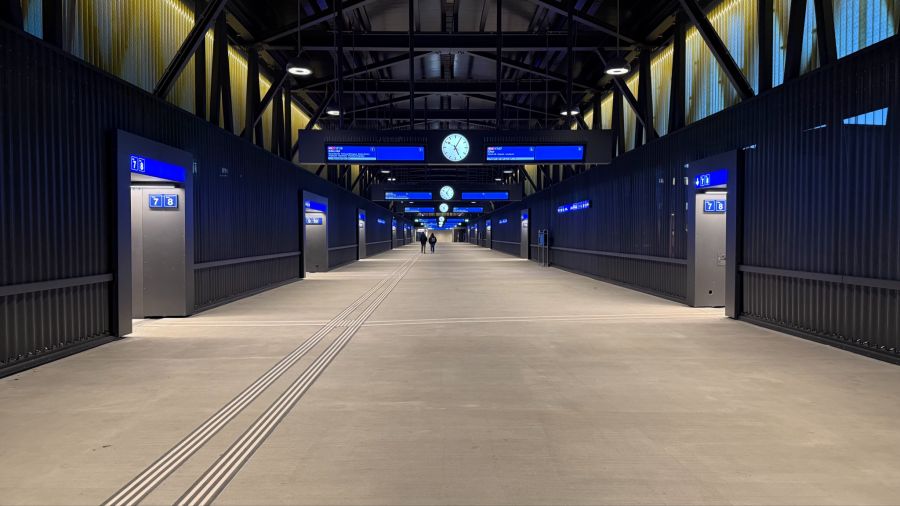 Montag, 15. Dezember, 17.05 Uhr: Auf der provisorischen Passerelle befinden sich gerade mal zwei Personen, obwohl zu dieser Zeit eigentlich viele Menschen von der Arbeit nach Hause fahren.