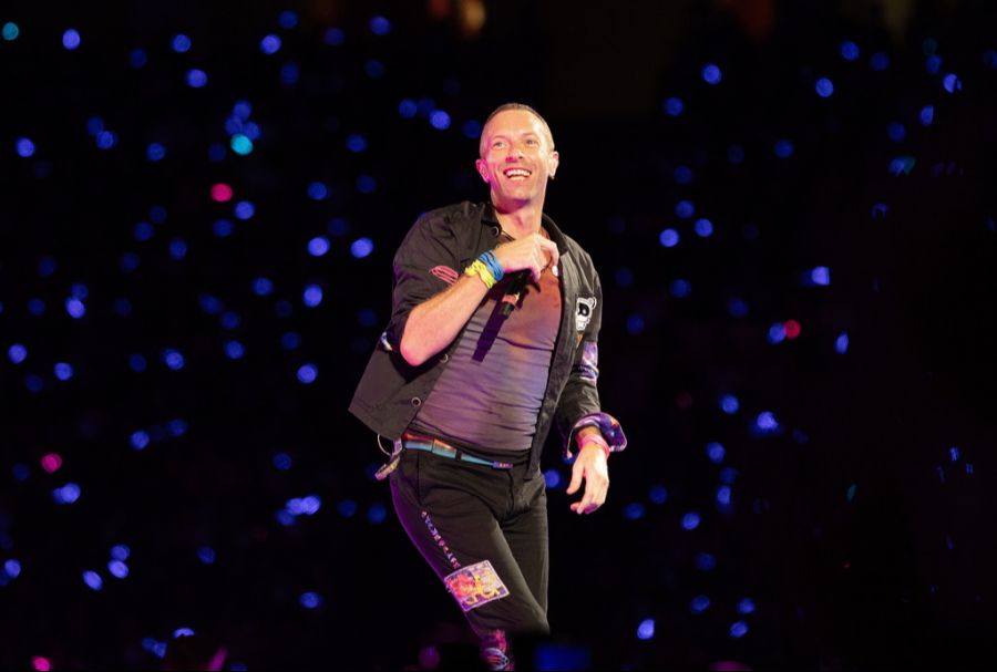 Der Coldplay-Leadsänger Chris Martin hat guten Grund zu grinsen: Die Band profitiert mächtig vom CEO-Skandal Mitte Juli.