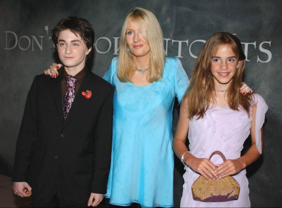 Daniel Radcliffe (Harry Potter), Joanne K. Rowling (Autorin) und Emma Watson (Hermine Granger) bei der Premiere eines Harry-Potter-Films im November 2002.