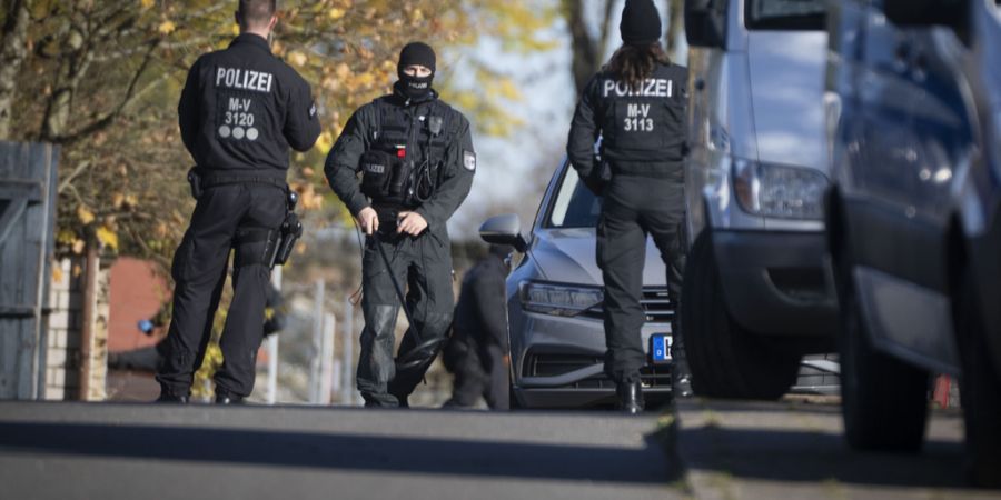Polizeibeamte stehen bei einer Hausdurchsuchung im Zusammenhang mit dem Fall Fabian vor einem Wohnhaus in Reimershagen (D).