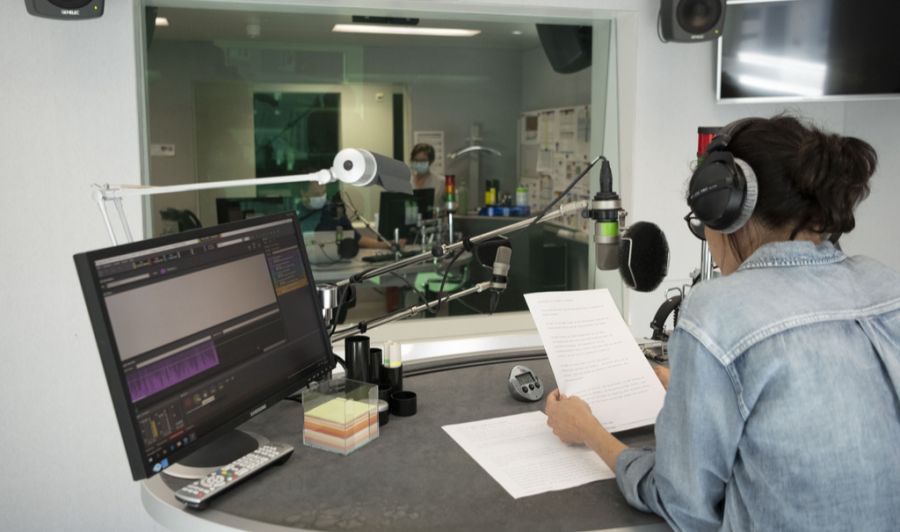 Daneben liefern die Journalistinnen und Journalisten aus den Regionalredaktionen laut SRF Beiträge und Artikel für nationale News-Formate. Dazu zählt das «Echo der Zeit».