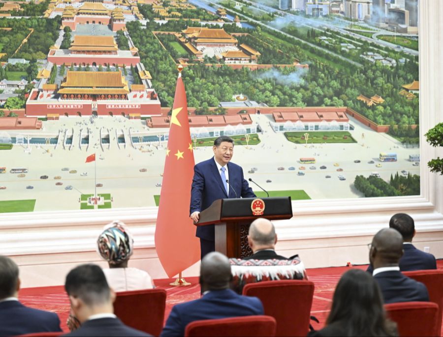China-Experte Weber erinnert aber auch daran, dass Wirtschaftsbeziehungen mit China nicht unproblematisch sind. Er nennt beispielsweise die starke Repression und die Menschenrechtsverletzung
