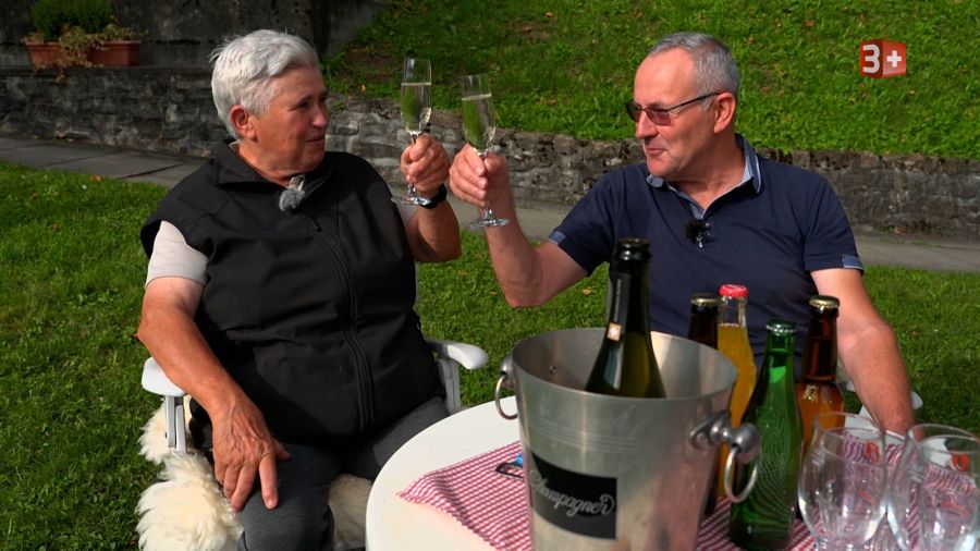 Gabi und Röbi stossen auf ihren Entspannungsurlaub an.