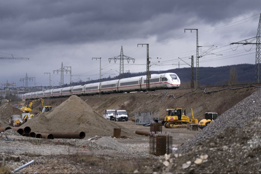 Grund sind die Verspätungen der Deutschen Bahn.