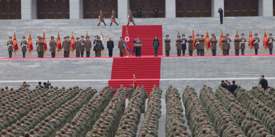 dpatopbilder - HANDOUT - Die von der staatlichen nordkoreanischen Nachrichtenagentur KCNA am 13.12.2025 zur Verfügung gestellte Aufnahme zeigt nach Angaben von KCNA den Machthaber von ...