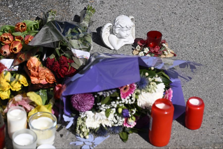 Blumen Kerzen Menden Mord