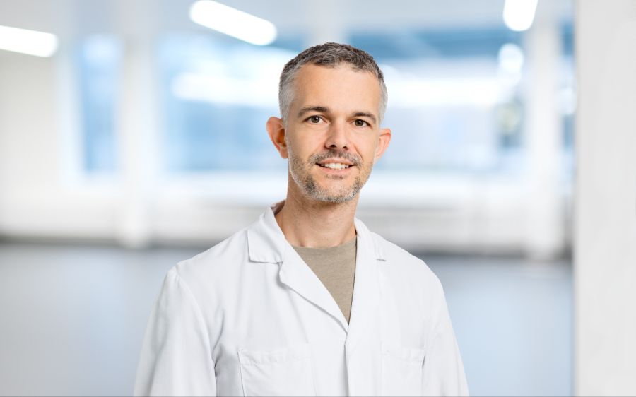 Philipp Jent, stellvertretender Chefarzt des Inselspitals Bern, bestätigt die aktuell steigenden Zahlen. Der Anstieg sei 1-2 Wochen versetzt zur Vorsaison.