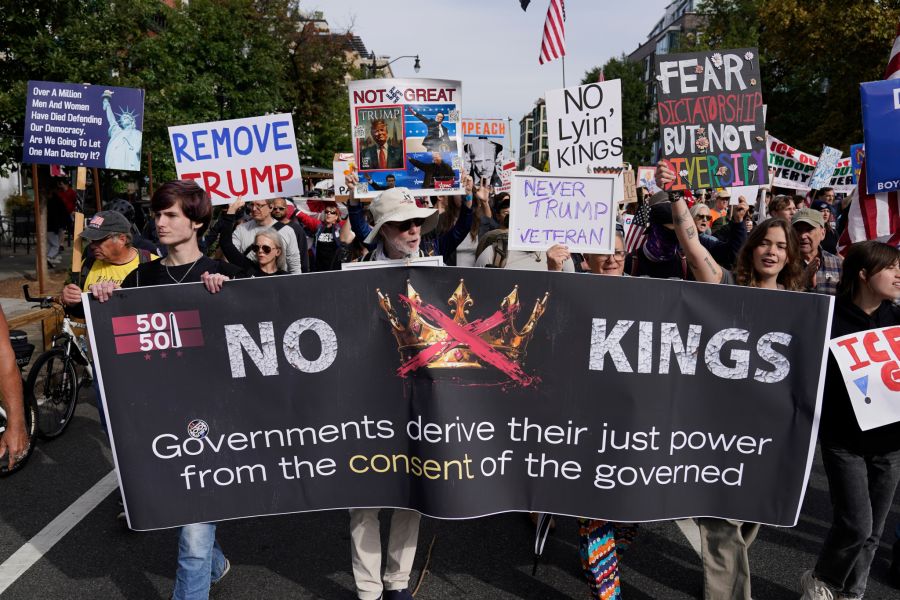 Demonstrierende marschieren am Samstag in Washington zur National Mall.