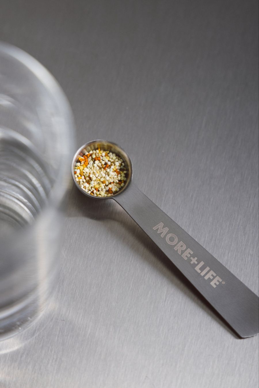 Löffel Glas Wasser Granulat