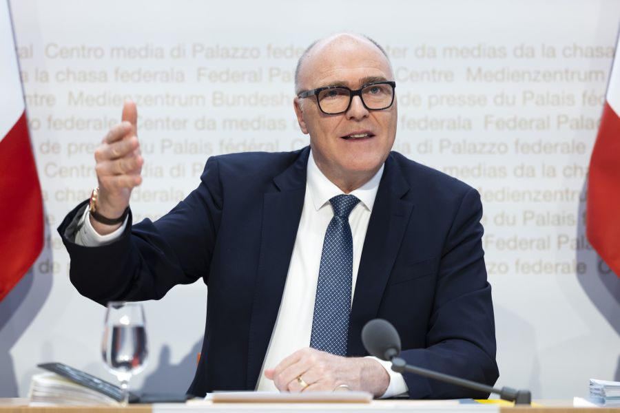 Verteidigungsminister Martin Pfister ist offen für günstigere und einfachere Kampfjets.