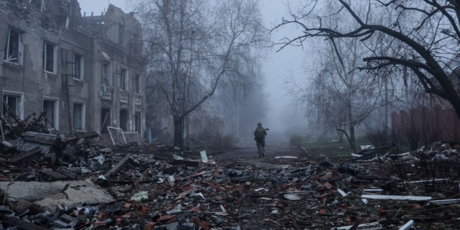 HANDOUT - Ein ukrainischer Soldat geht eine Straße in der Frontstadt Kostjantyniwka entlang, dem Schauplatz schwerer Kämpfe mit russischen Truppen in der Region Donezk. Foto: Oleg Pet...