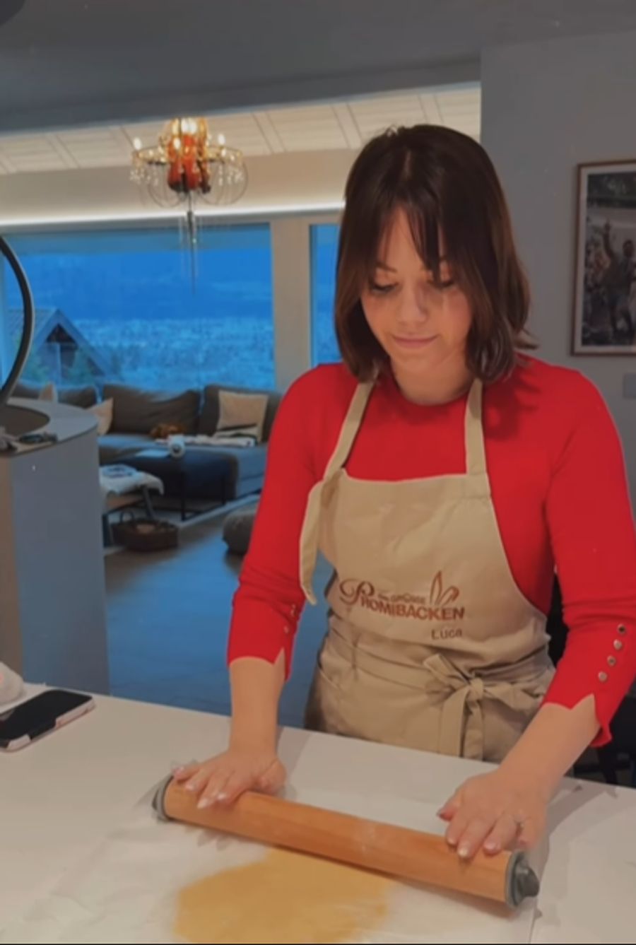 Zu dritt backten sie Guetzli.