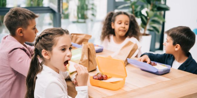 Kinder Lunchboxen Tisch Schule