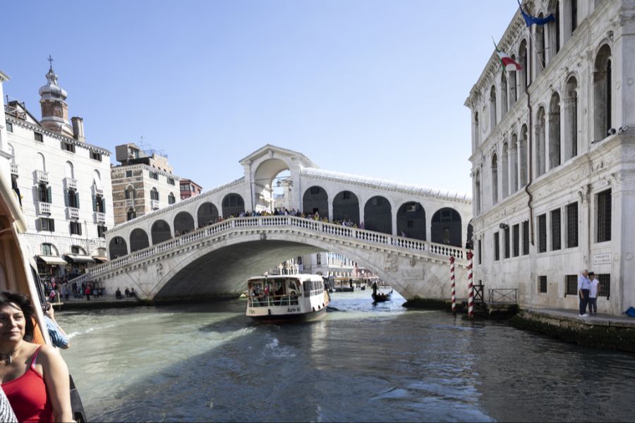 Venedig hat schon mehrere Massnahmen in Gang gesetzt, um dem Overtourism-Phänomen zu begegnen. Tagesausflügler müssen an Sommerwochenenden und während stark frequentierten Zeiten im Jahr ein