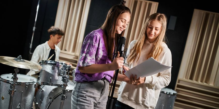 Jugendliche Mikro Schlagzeug Singen