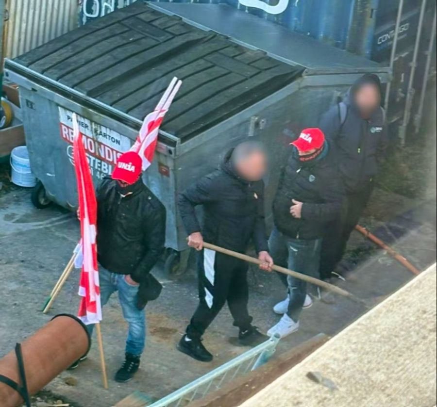 Bilder, die im Internet auftauchten, zeigten Randalierer in Unia-Utensilien, die Baustellen verwüsteten.